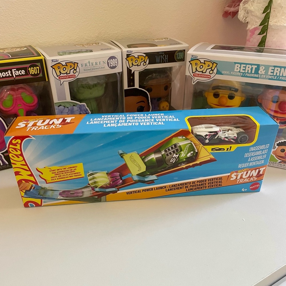 NEW HOT WHEELS STUNT TRACKS SPIN & SCORE RACING SET.